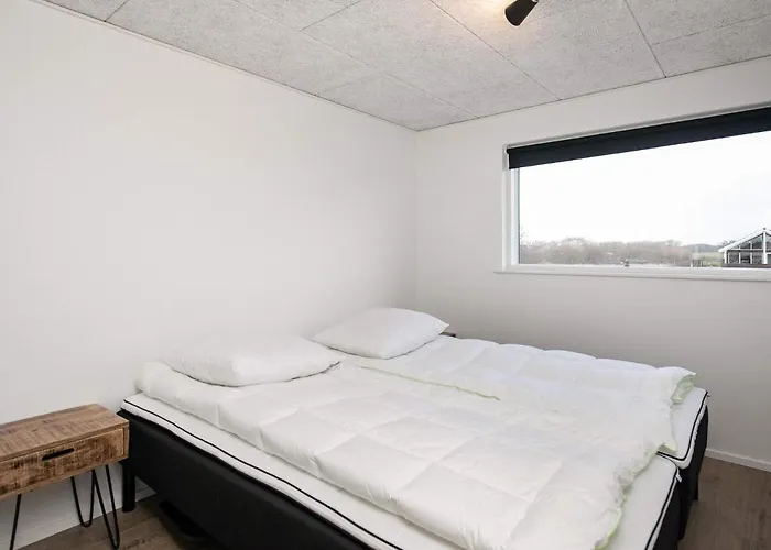 10 Person In Bogense-by Traum